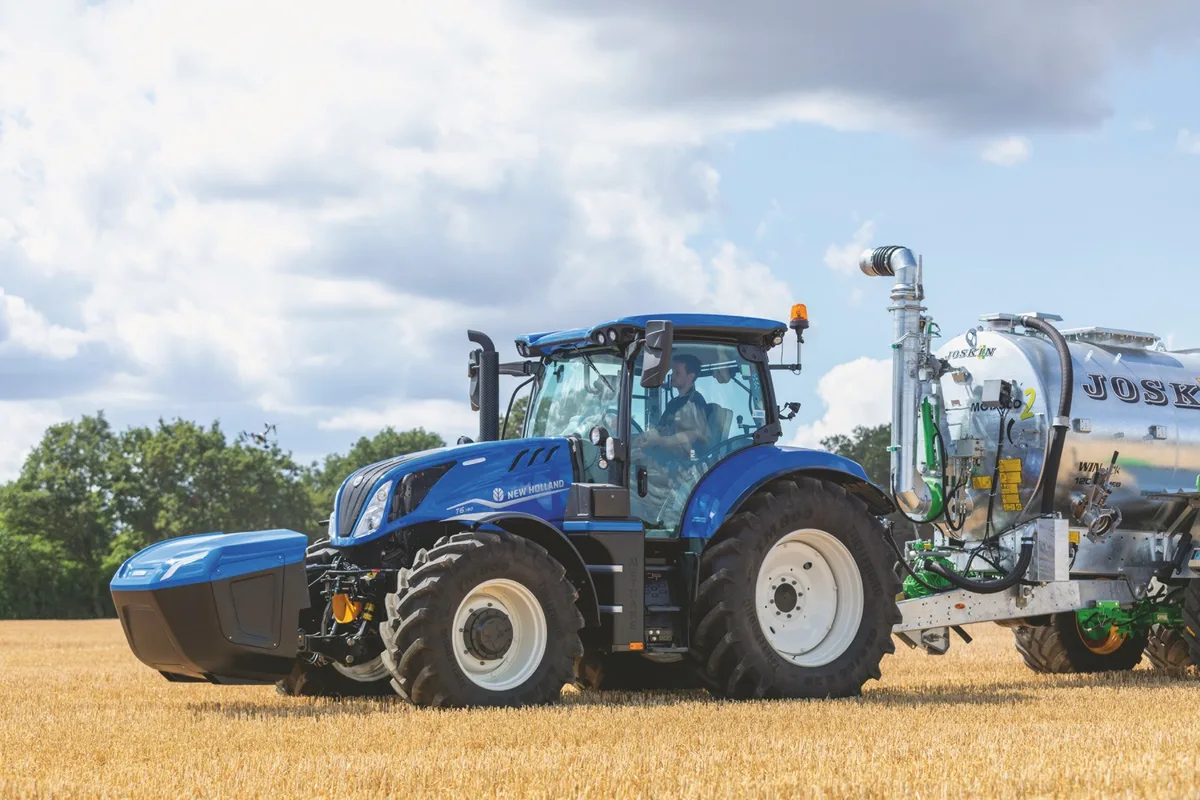 DG_22-06_LT2_T6_180_MethanePower_02 New Holland T6.180 Methane Power im Einsatz mit dem Güllefass.