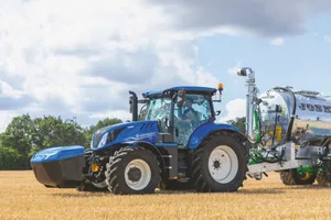 New Holland T6.180 Methane Power im Einsatz mit dem Güllefass.