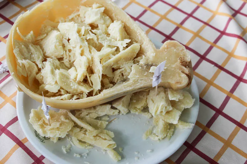 cca251e74f5db699d9f046f2397a3ca57f149e85 Der Käse Scamorza gehört zu jedem Buffet in Sizilien dazu. (Bild rü)