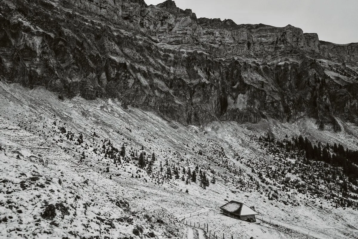 11b4a1c59c2e4fc87245db70b02dd578fcdd8572 Zwischen Luterschwändi und Grossensteinen: Alpweiden in der Winterruhe unter den Felswänden des Hohgants.(Bild Pinaki)