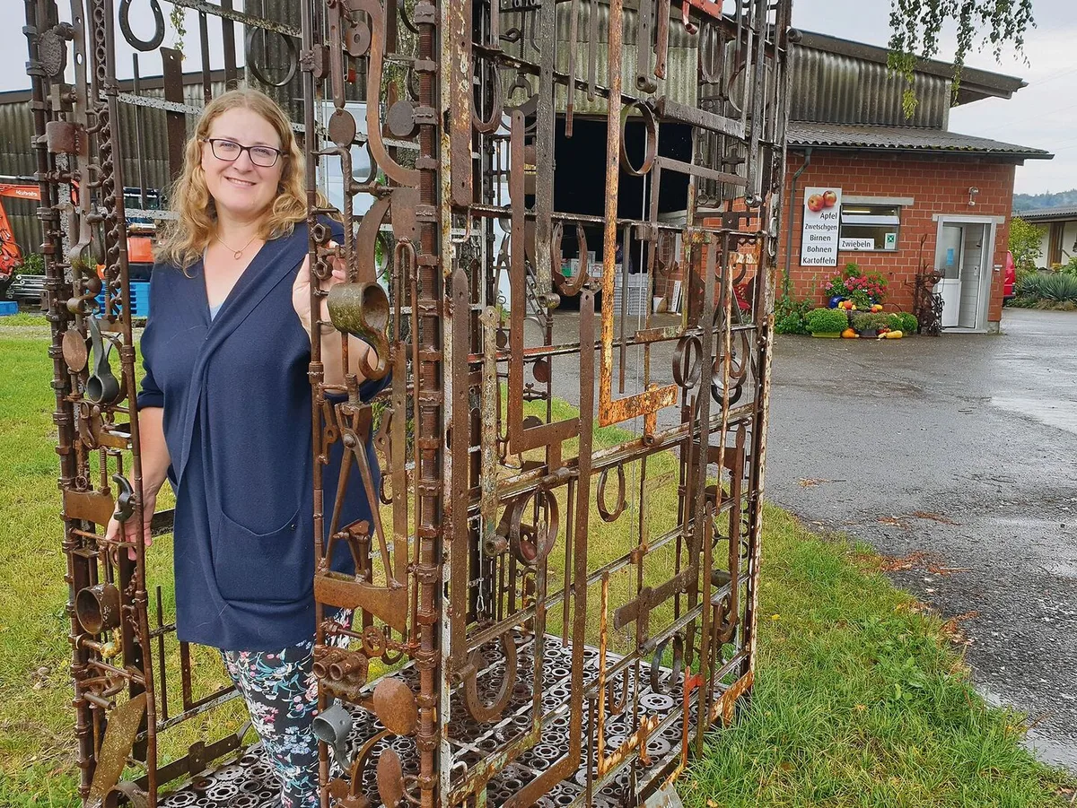 6e6f2f7e850a680bdfa7efc06214ca3a8b942502ffa3e57637f6420beaff2bb8 Beim Hüpfen klingelt es: Anita Fricker im Schellenhimmel, einer interaktiven Skulptur ihres künftigen Schwiegervaters. Hinten rechts befindet sich der Hofladen.