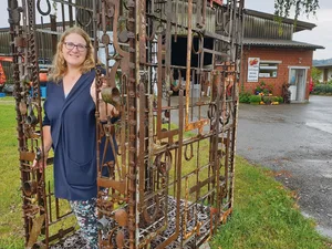 Beim Hüpfen klingelt es: Anita Fricker im Schellenhimmel, einer interaktiven Skulptur ihres künftigen Schwiegervaters. Hinten rechts befindet sich der Hofladen.