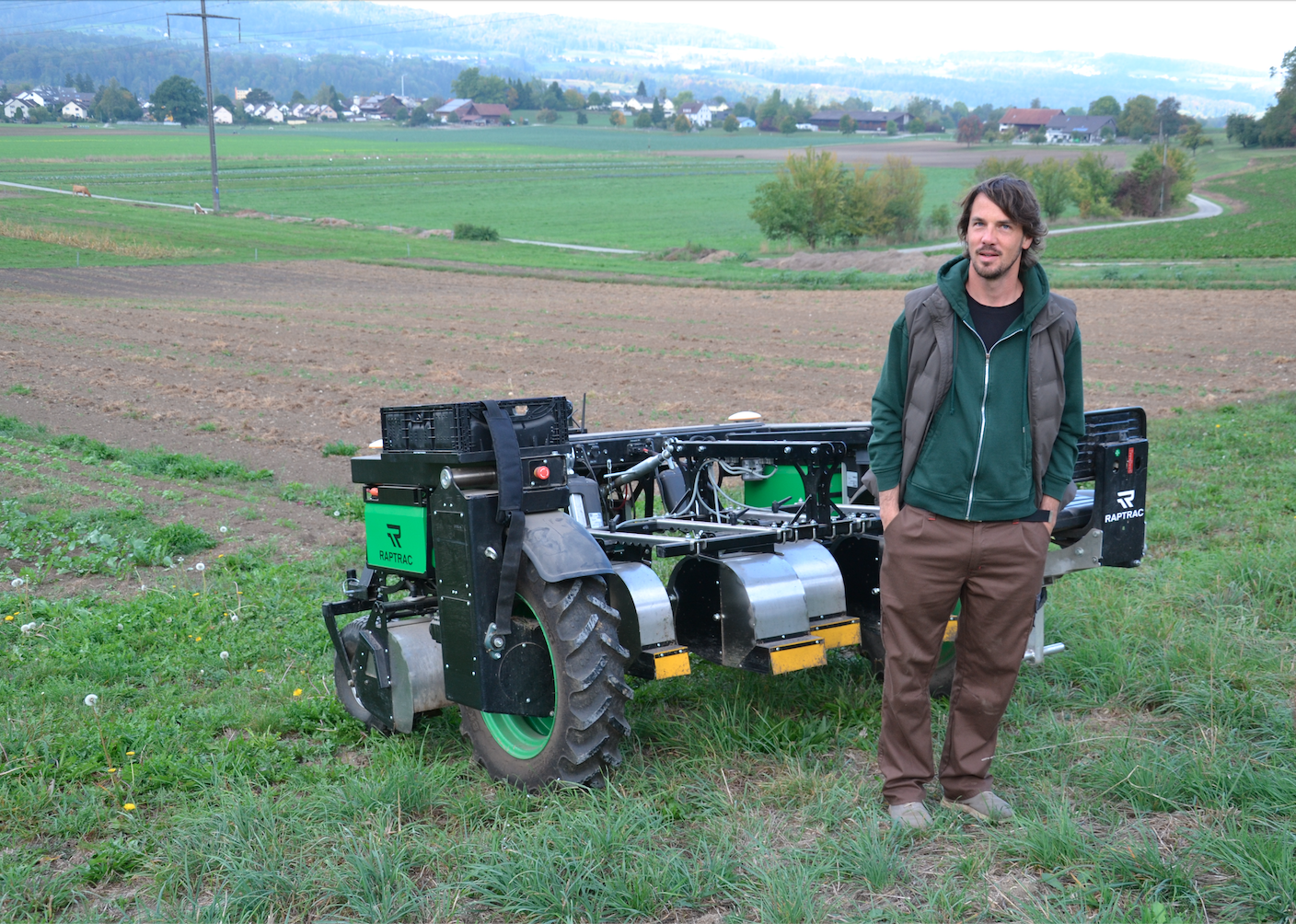 Matthias Hollenstein vor dem elektrischen Raptrac-Geräteträger. Es ist eine von zahlreichen Maschinen, die im Hoflabor die maschinelle Umsetzung der Mosaik-Landwirtschaft ermöglichen.