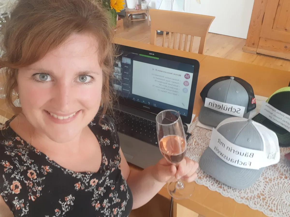 9a3e06f0df32d9b05dfb0f4dae1e091f7e3350a7 Rahel Osterwalder stiess symbolisch mit den Absolventinnen an und wünschte ihnen, verschiedene Hüte im Leben auszuprobieren. (Bild zVg)