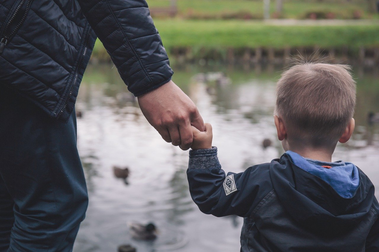 Ab Januar 2021 können erwerbstätige Väter in den ersten sechs Monaten nach Geburt ihres Kindes zwei Wochen bezahlten Vaterschaftsurlaub beziehen. (Bild freestocks-photos/Pixabay)