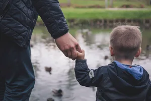 Ab Januar 2021 können erwerbstätige Väter in den ersten sechs Monaten nach Geburt ihres Kindes zwei Wochen bezahlten Vaterschaftsurlaub beziehen. (Bild freestocks-photos/Pixabay)