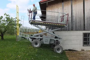 Der korrekte Einsatz macht die Arbeitsplattform auch in schwierigem Gelände zum sicheren Arbeitsplatz. (Bild Agriss)