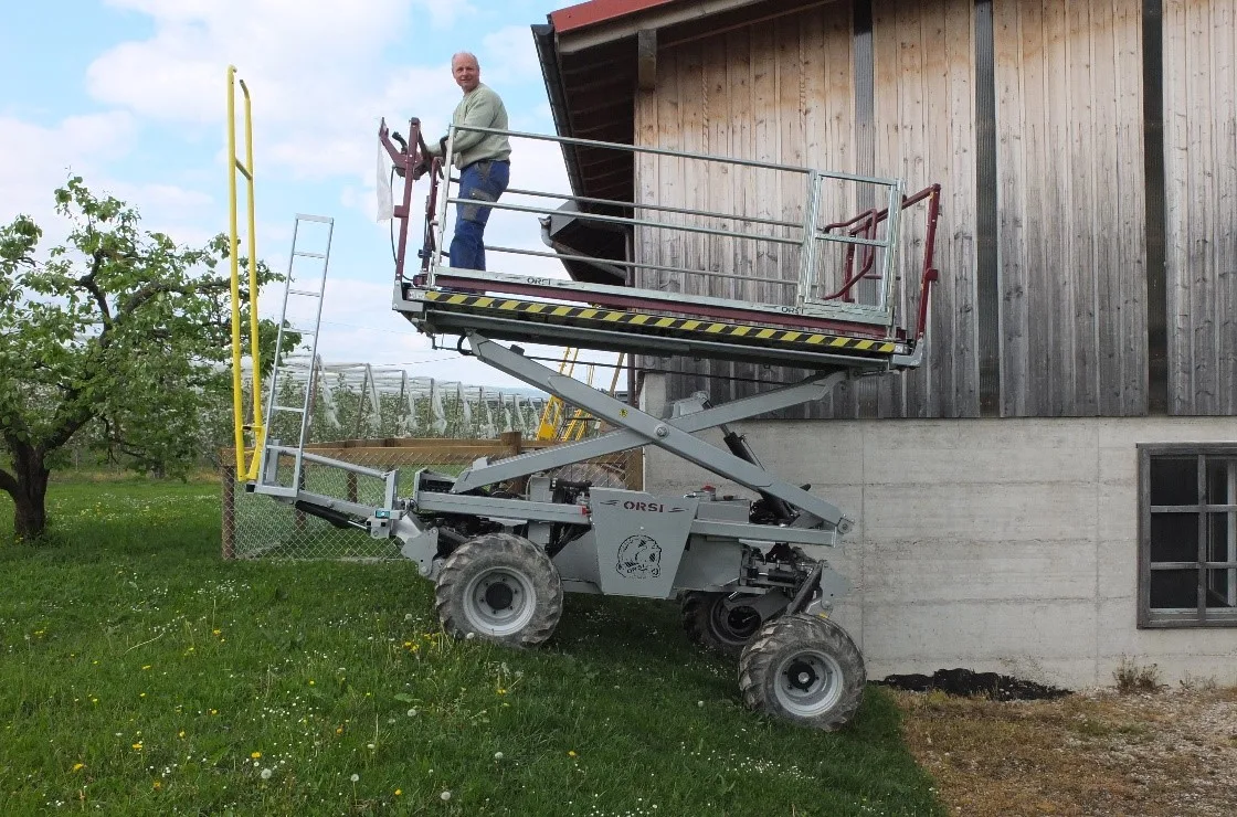 4649d25d6531630b732424ca378da8b7b6e9dc0c Der korrekte Einsatz macht die Arbeitsplattform auch in schwierigem Gelände zum sicheren Arbeitsplatz. (Bild Agriss)