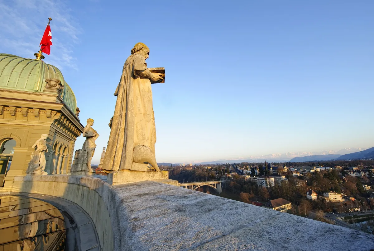Parla_statue Das Parlament debattiert über Hörner, Versorgungssicherheit und Wolf