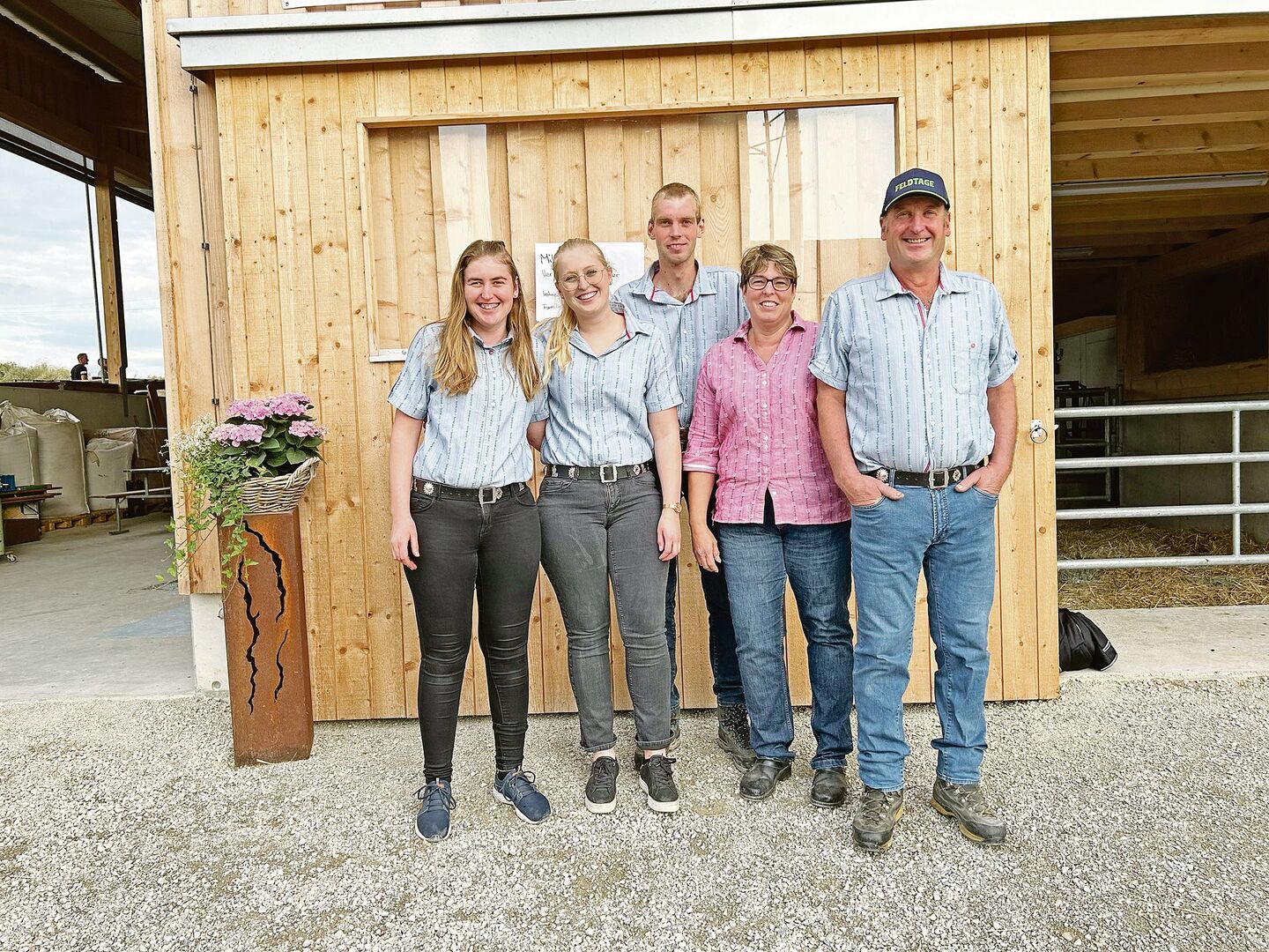 Priska, Chantal, Lukas (v. l.) mit ihren Eltern Manuela und Thomas Göggel öffneten die Tore ihres neuen Laufstalls und begrüssten über 200 Gäste am Puure-Höck.