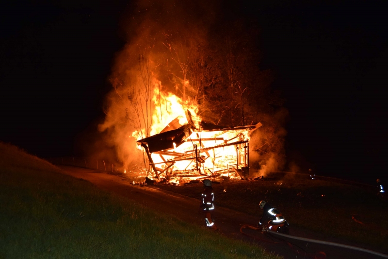 Der Stall brannte lichterloh. (Bild Kapo AR)
