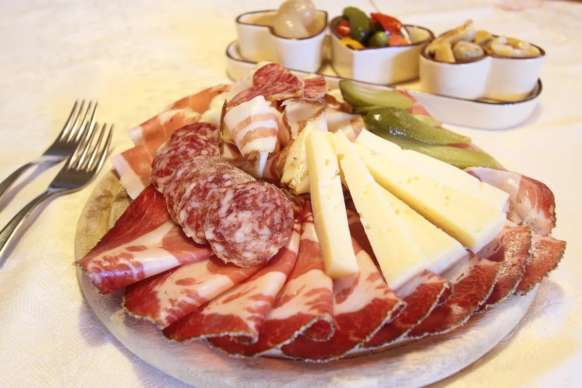 klinik_auf_Pixabay In der Schweiz werden immer mehr Fleisch und Käse konsumiert