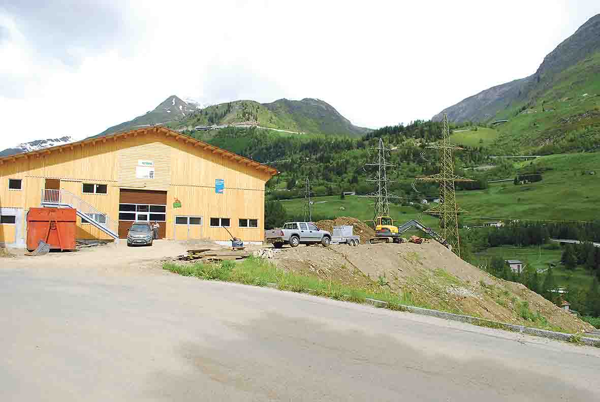 In Airolo direkt neben der Schaukäserei steht der neue Stall der Familie Pedrini. (Bilder jba)
