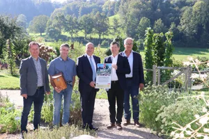 Peter Knaus, Vogelwarte, Hansjörg Haller, Liebegg-Betriebsleiter, Landstatthalter Markus Dieth, Liebegg-Direktor Hansruedi Häfliger, Christophe Eggenschwiler, Geschäftsführer IP Suisse (v. l.) bei der Übergabe der Tafel.