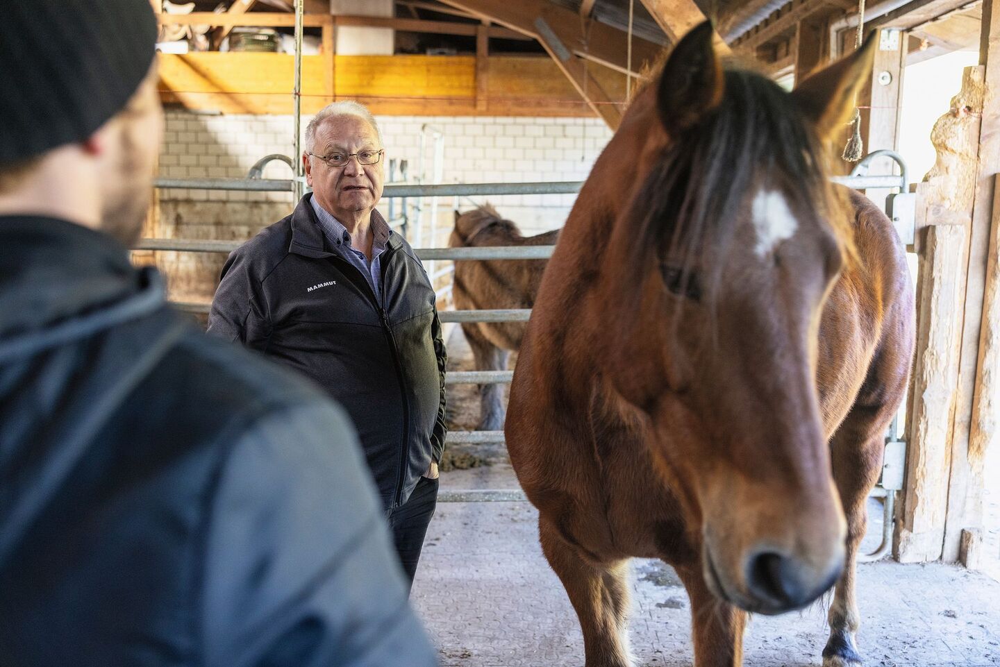 Versicherungsberater Thomas Hauri beim Termin vor Ort: Es braucht neben Fachwissen auch das «Gspüri» für die Bedürfnisseder Kundinnen und Kunden aus der Landwirtschaft.