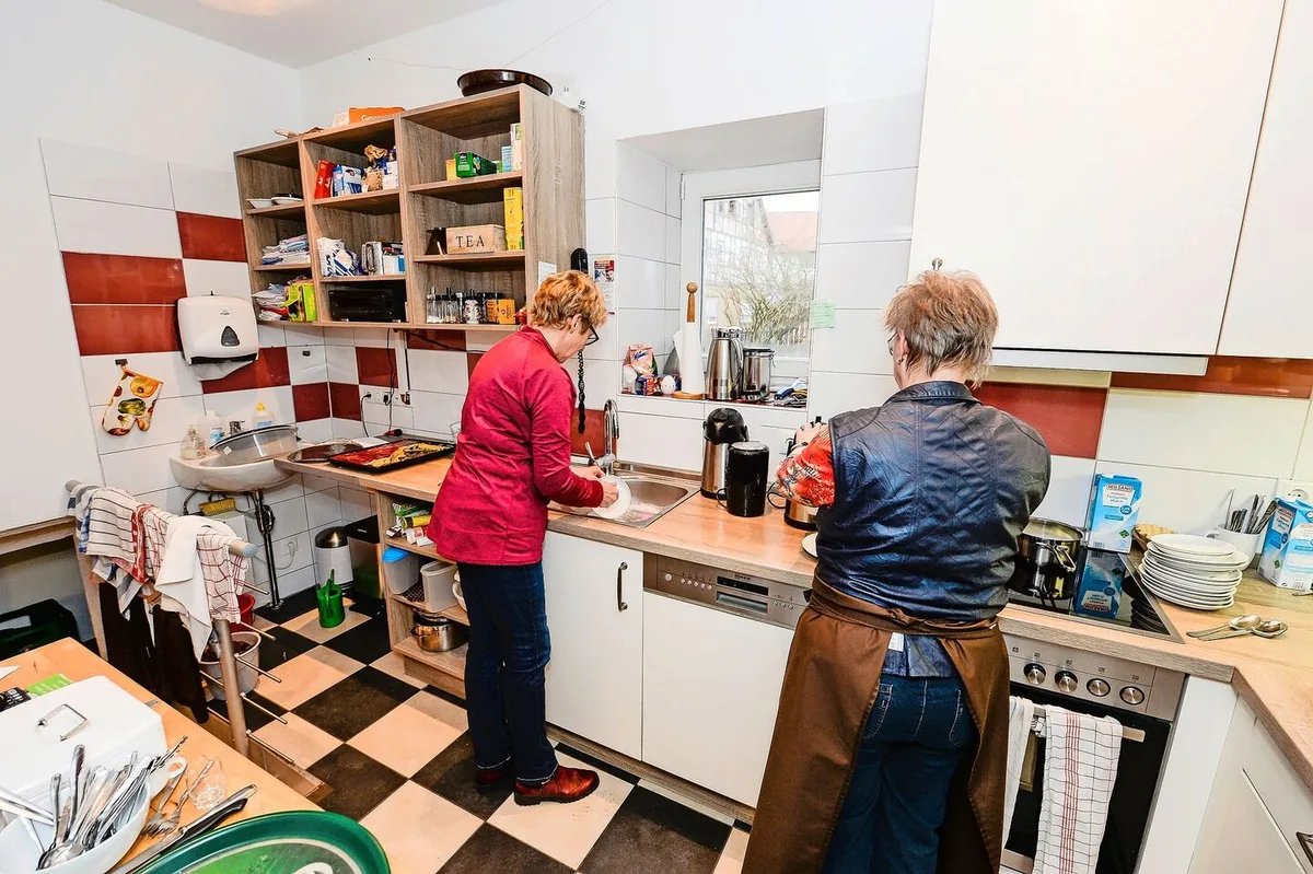 e60b53e49d89d0c77a02f1efd13d58a9995711bf595c1feb83f3f8559c2953cc Auf Höfen wird oft gekocht und gemeinsam gegessen. Ein entspannter Umgang mit Essen kann ein Schutz vor Essstörungen sein.