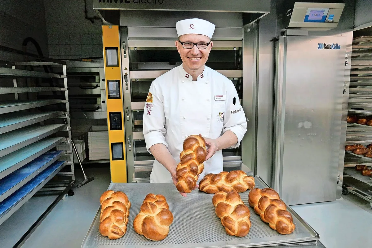 Urs Röthlin präsentiert Butterzöpfe. Sie galten schon im 15. Jahrhundert im Bernbiet als Symbol für Fest- und Sonntage.