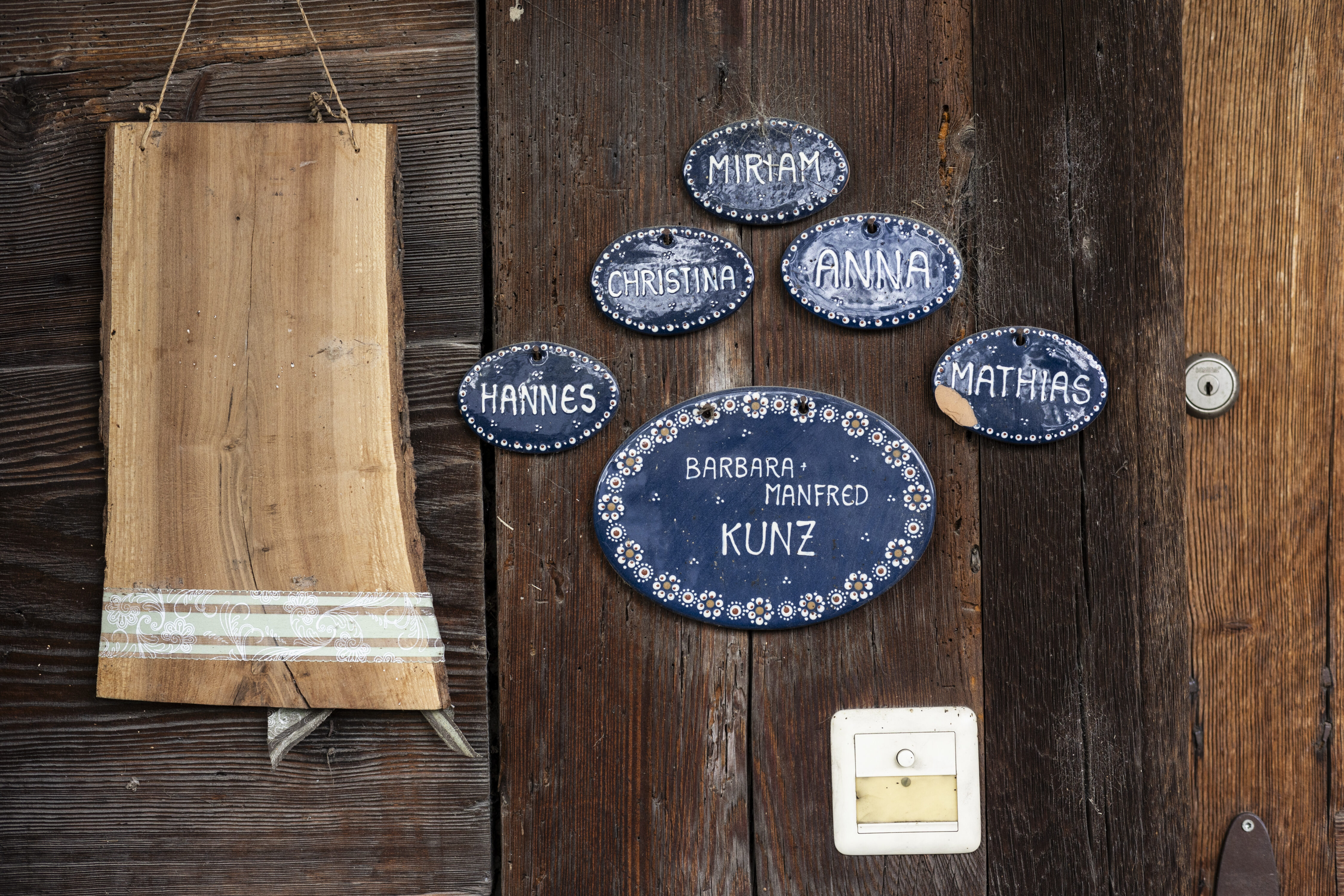 Manfred, Barbara und Mathias Kunz wohnen in der grossen Familienwohnung in Ersigen.