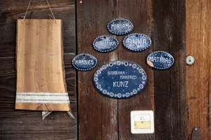 Manfred, Barbara und Mathias Kunz wohnen in der grossen Familienwohnung in Ersigen.