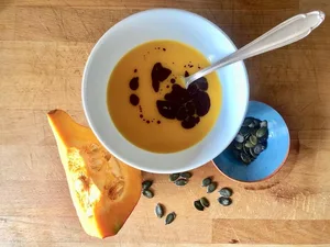 Eine sehr gesunde Sache: Kürbissuppe mit Kürbiskernöl und gerösteten Kürbiskernen. (Bild Esther Thalmann)