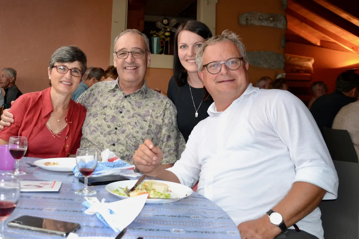 bbfb51d7be1de17b63bf506546cd1d2a2edd3925 Guy Parmelin mit seiner Gattin Caroline (links), Andrea Oldani vom Schweizer Bauernverband, die dort für den 1.-August-Brunch zuständig ist, und mit Werner de Schepper, Co-Chefredaktor der "Schweizer Illustrierten". (Bilder jw)