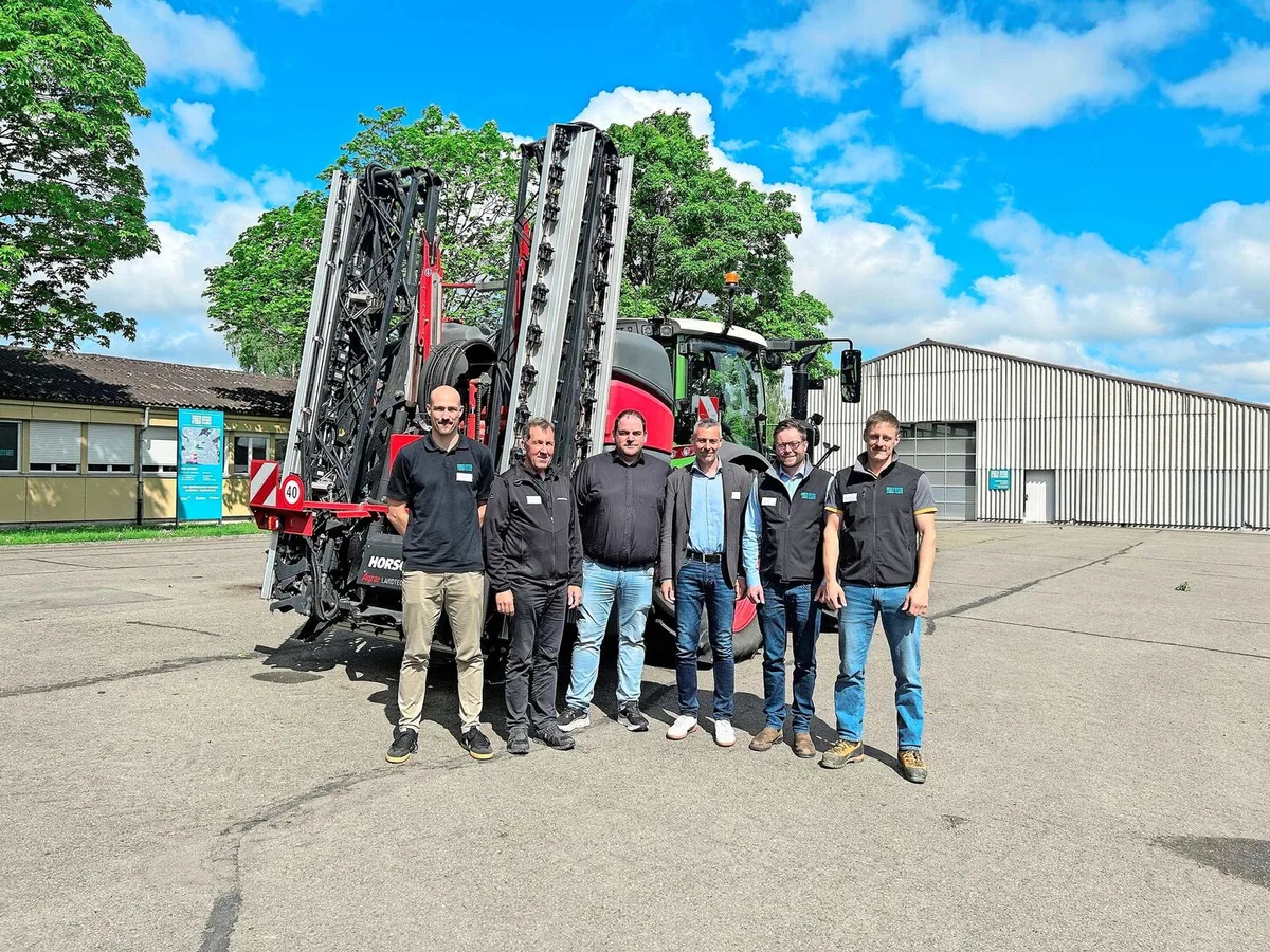 23e06cb6d967ee0d4f2aa96cd27d2237823cd66e5e5dc2b424eaca9ce085d9b8 Florian Bachmann, Christian Eggenberger, Nico Helmstetter, Jack Rietiker, Nils Zehner und Roman Gambirasio (v. l.) führten durch die Versuchstätigkeit der Swiss Future Farm.