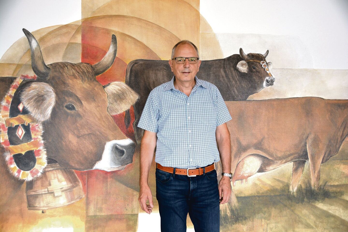 Mittendrin bis zum Schluss: Lucas Casanova vor der altehrwürdigen Wandmalerei im Eingangsbereich von Braunvieh Schweiz in Zug.