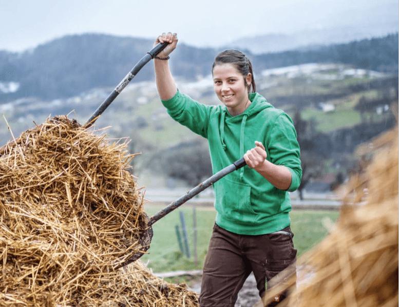 Die abwechslungsreiche Arbeit im Stall und auf dem Feld gefällt Patrizia Hobi an der Landwirtschaft besonders gut. (Bild zVg)