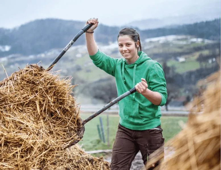1b0fb2e84dcb5f74ddcdf01fe0f1138ec0c4f96d Die abwechslungsreiche Arbeit im Stall und auf dem Feld gefällt Patrizia Hobi an der Landwirtschaft besonders gut. (Bild zVg)