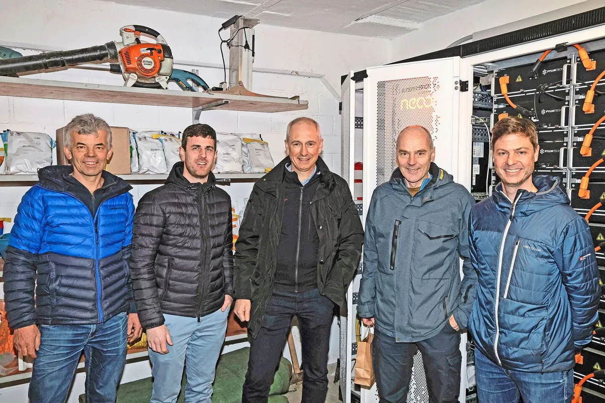 bf9d6344ff1a13753e3c843648617e1ead124611f615d8ccc2cad3c03a5faf41 Peter Metzger, Esra Müdesbacher, Christian Wolf, Peter Schweizer und Urs Zahnd (v.l.n.r) informierten über das neue Stromgesetz, Auswirkungen auf die Solarproduktion und über Batteriespeicher.