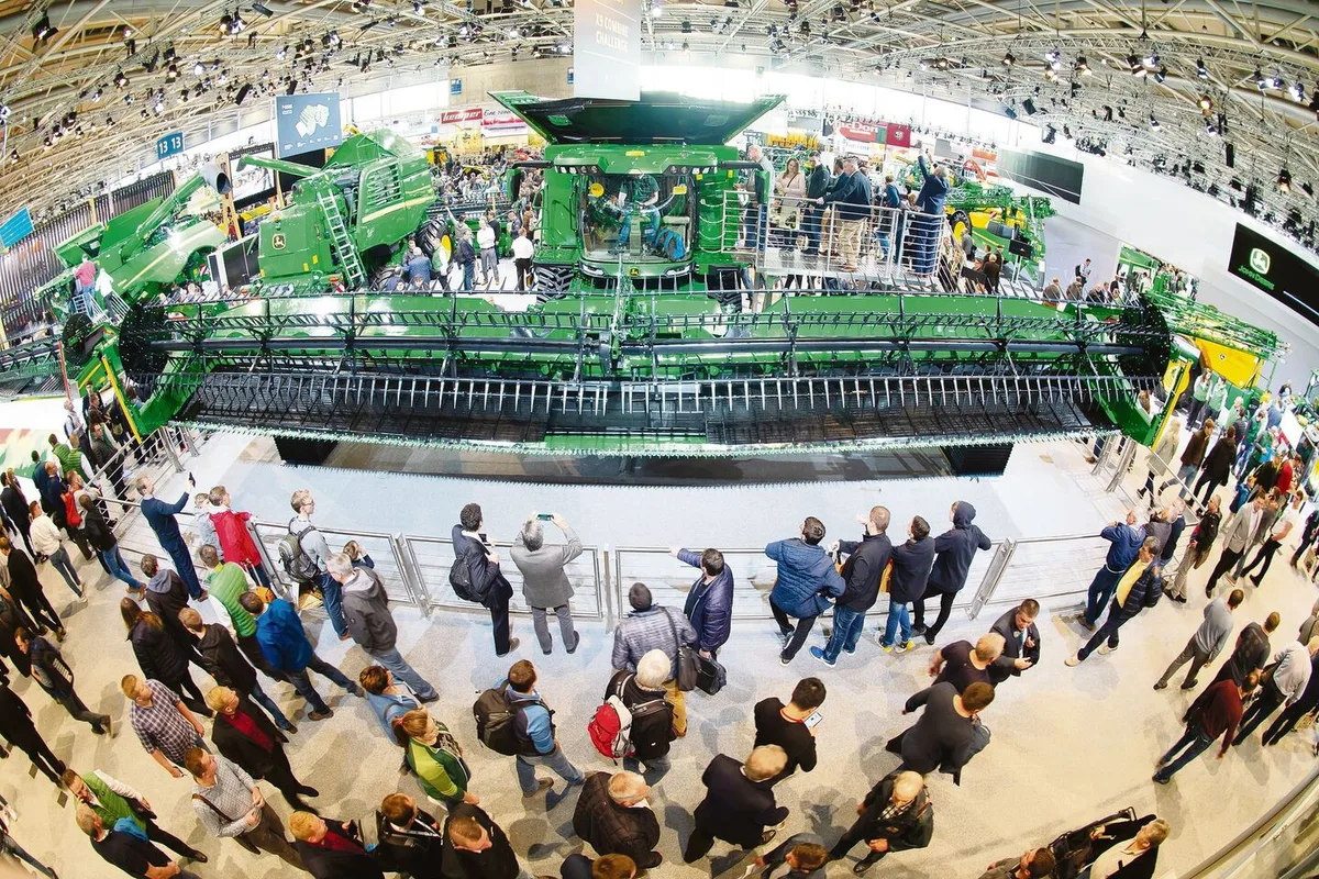 Eindrückliche Dimensionen: Manche der an der Agritechnica gezeigten Maschinen sind so gross, dass sie in der Halle nur dank eines sogenannten Fischaugen-Objektivs ganz auf Fotos passen.