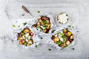Geniessen Sie diese Zitronen-Kartoffeln mit Feta vom Grill. (Bild Swisspatat)