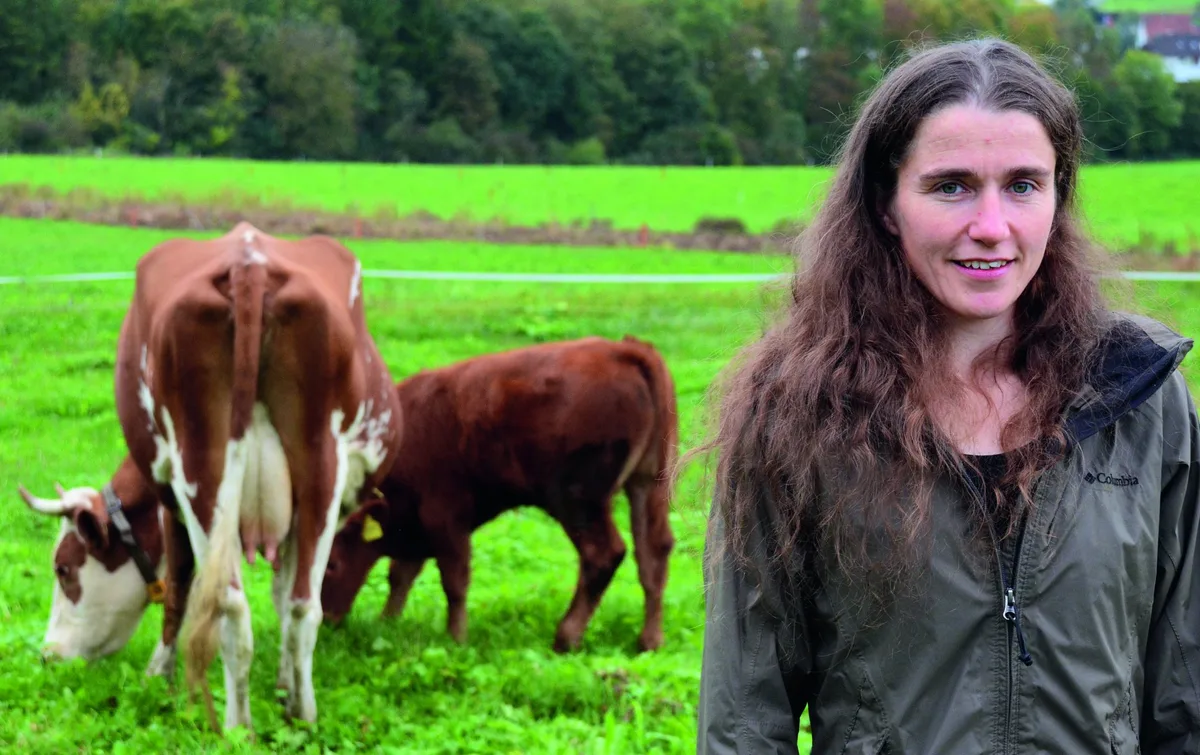 e41a516f1ca2883cf6aa0431d7446338e4a3d8da Die Agronomin Claudia Schneider arbeitet mit Demeter Schweiz, Coop und Migros zusammen und klärt die Potenziale ab.. Bild: Thomas Alföldi