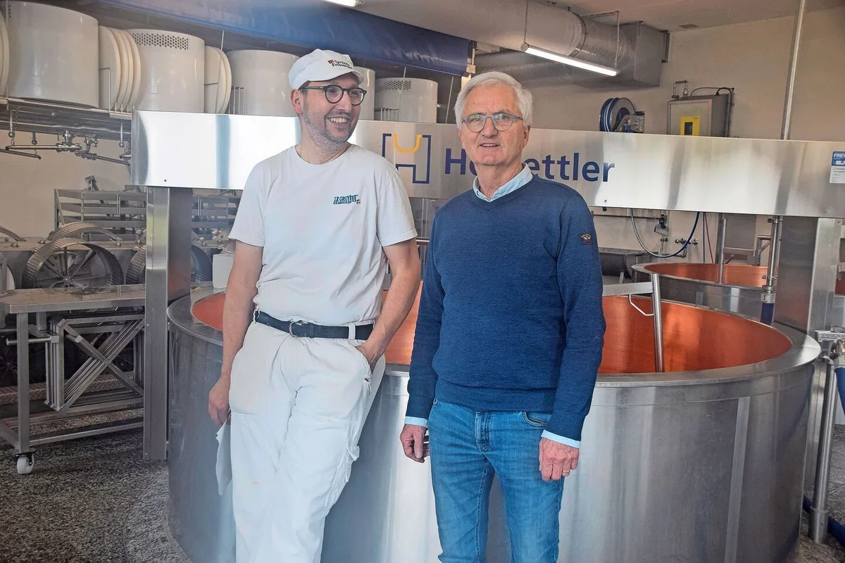92e0ae8bc7fbd46afac84e95bff762f13b0fc7997cb76b249904ba695347d6c9 Der Präsident der Käsereigenossenschaft Daniel Perler (r.) und der Käser Louis-Alexandre Yerly.