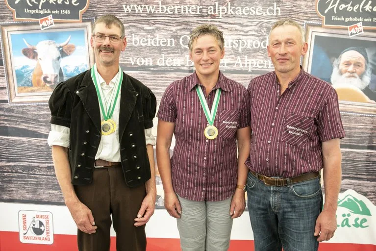 0cf976f542bbf174e492b4345de94b6a212e5197 Die Kategorien-Sieger: Niklaus Burri und Annemarie und Andreas Brügger v.l. (Bild casalp)