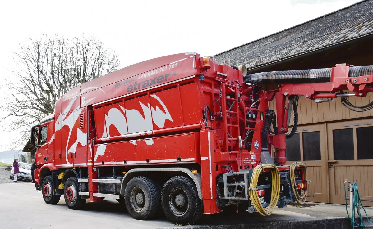 f902dfa41a1b3d1bff4b951bbff427800dda25fd Nicht immer kann der Saugbagger direkt neben dem Gülleloch stehen. Ist die Distanz grösser als 30 Meter, werden weitere Saugrohre separat mitgeführt. (Bilder jba)