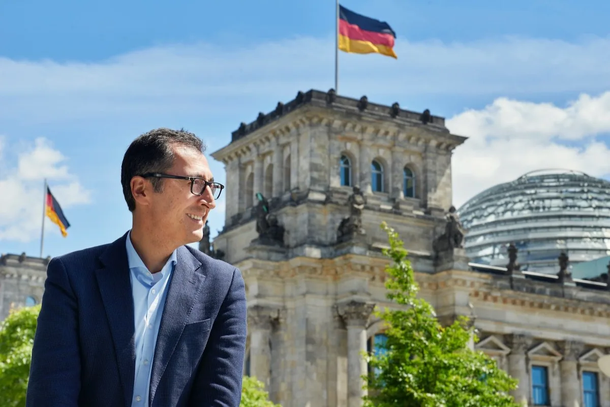 oezdemir-cem_landwirtschaftsminister Cem Özdemir vor dem Bundestags-Gebäude in Berlin.