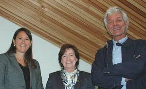 Die Aargauer Nationalrätin Sylvia Flückiger (Mitte) ist für weitere vier Jahre Präsidentin von Lignum. Das Lignum-Vizepräsidium geht von Jörg Reimer (Holzwerkstoffe Schweiz, rechts) auf Gabriela Schlumpf (Holzbau Schweiz, links) über. (Lignum)