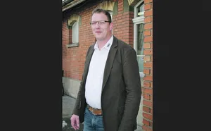 Ruhige Hand und breiter Rücken gefragt: Rolf Rüfenacht wünscht, dass sich die Berner Schafzüchter stärker im SSZV beim Wiederaufbau beteiligen. (Bild dj)