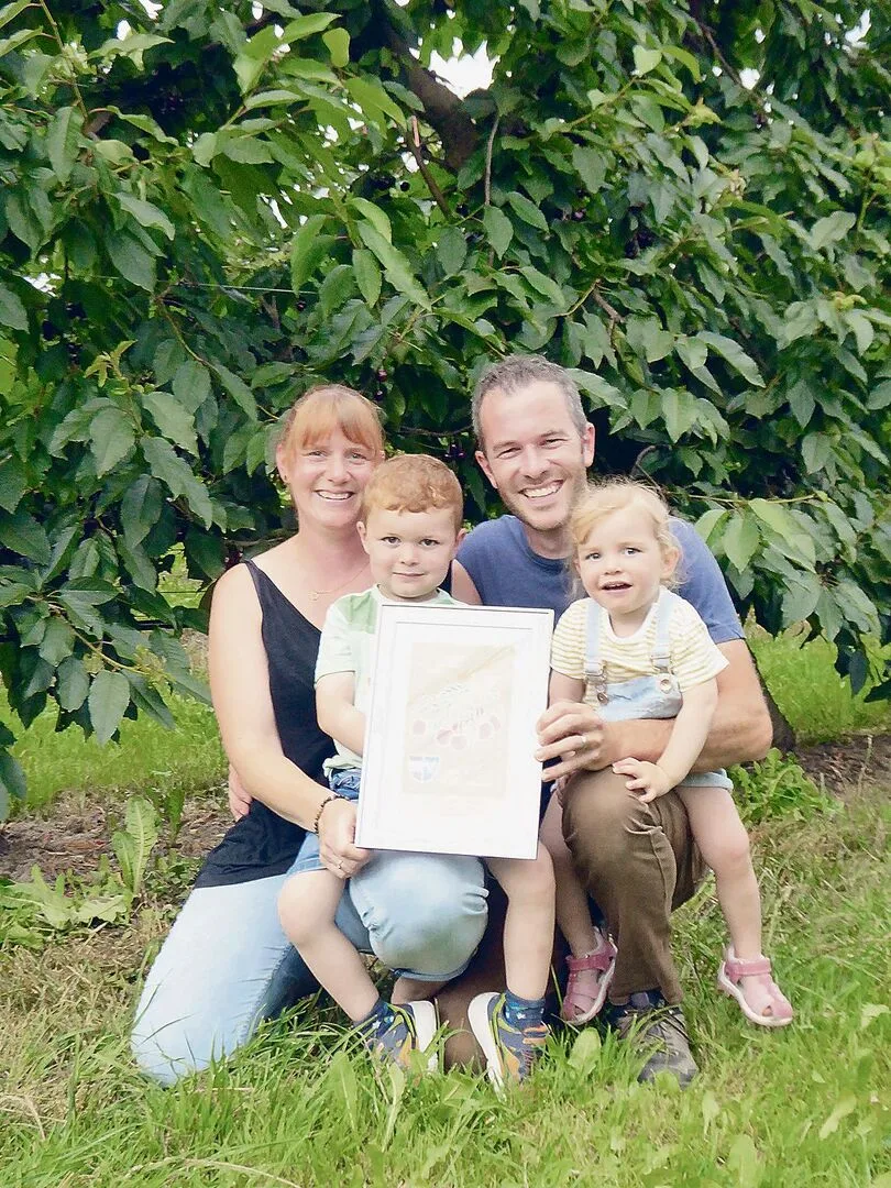 4b1ff874449b4ac7d7a36c9197709742cd8436436974b466c2e452946454f9ed Janine und Peter Hagenbuch mit Luca und Elisa wurden als Sieger des Wettbewerbs ausgezeichnet.