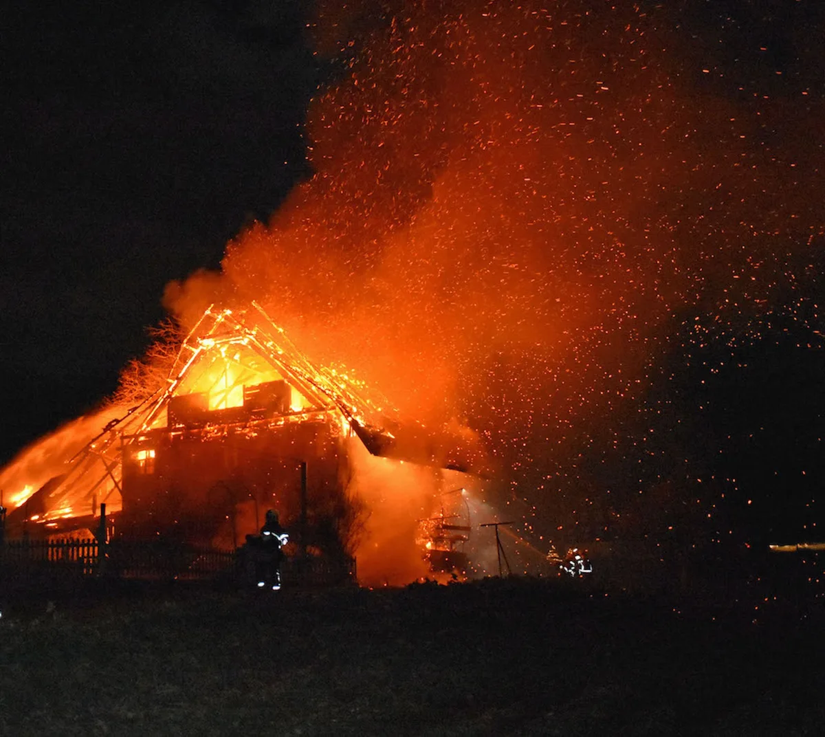 Brand_Neudorf.19_2 Scheunenbrand tötet eine Kuh und sechs Kälber