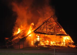 Beim Vollbrand dieser Scheune kamen zwei Pferde ums Leben. (Bild Kapo Luzern)