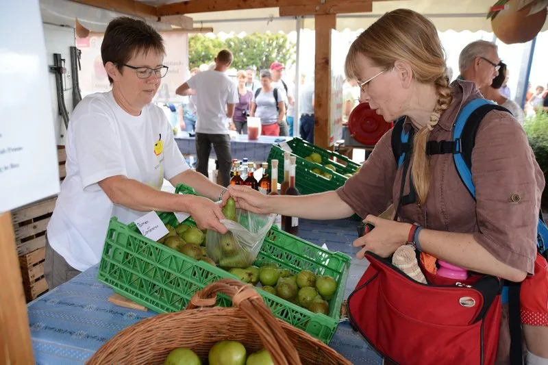 Üblicherweise stehen Frauen hinter dem Marktstand – aber was passiert, wenn sie streiken? (Bild BauZ)