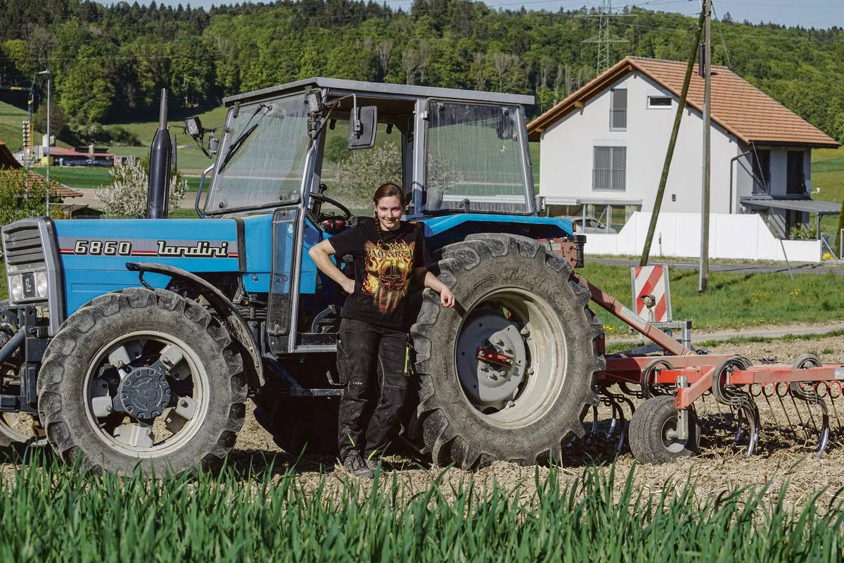 348214a94586703795361b61ecb4380d01bd495d Jasmin Maurer befindet sich im 3. Lehrjahr bei Familie Bracher in der Ausbildung zur Landwirtin EFZ. (Bild zVg)