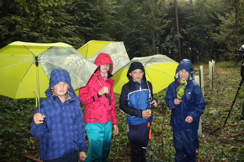 359ef1ef4eaf423308515df1d794bcefac424a66 Die Klimajugend hatte keine Zeit, sie und andere Kinder schon (v. l. n. r.): Aurelia, Julia, Tobias und Kilian. Letzterer betonte, Klimawandel sei etwas ernstes, die Pflanzaktion cool und gut fürs Klima.