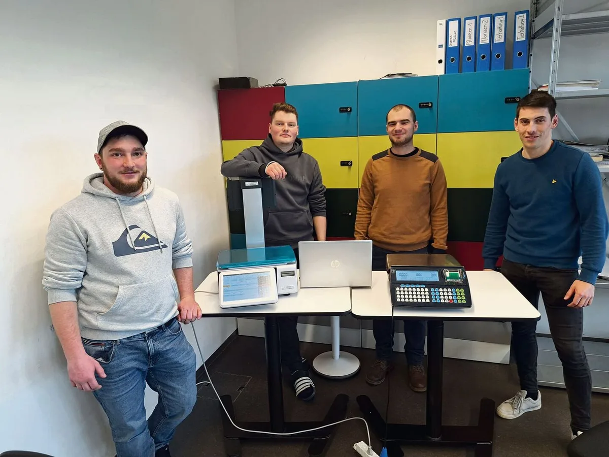 945c054c9b1e7006ba2fc7c0b596fe1a1b8bddf96910ce23f679b117eda18987 Silvan Schönholzer, Cyril Huggel, Florian Mennet und Michael Anken (v. l.) absolvieren die Agrotechniker-HF-Ausbildung am Strickhof und verglichen Waagen für den Hofladen.