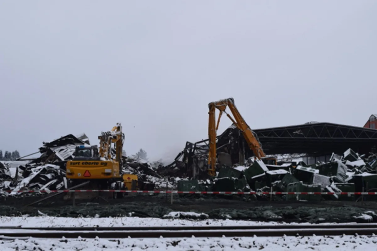 7c11e33345b74c558f55d726e620660aad3a9e0e Beim Grossbrand in der Tobi Seeobst AG war Sachschaden in Millionenhöhe entstanden. (Bild Stefanie Giger)