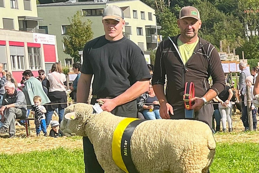 Schwinger Lukas Bissig und sein Vater Stefan mit einem ihrer Prachtböcke.