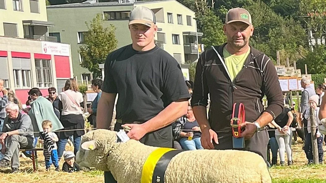 Kleinvieh Uri Lukas Bissig und sein Vater Stefan mit einem ihrer Prachstböcke.jpg Schwinger Lukas Bissig und sein Vater Stefan mit einem ihrer Prachtböcke.