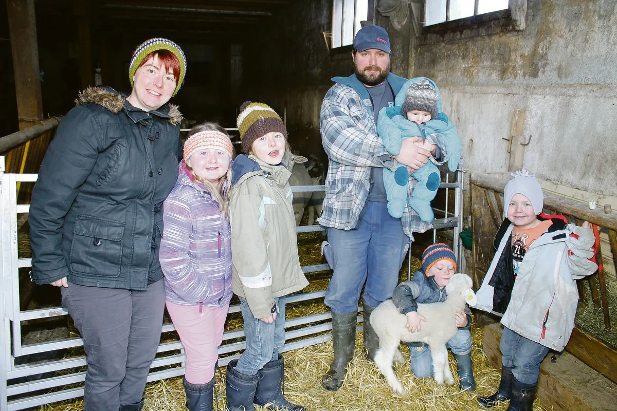 f70262c3cb93b211a9c4769c33120bc74ec6dd55 Die Umgebung ist ruhig, die Familie dafür munter: Susanne und Andreas Baumann mit ihren fünf Kindern im Stall. (Bilder Robi Kuster)